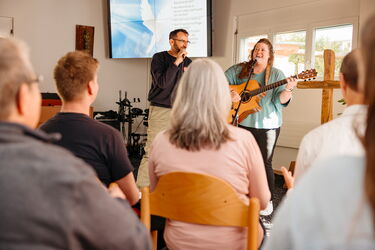 Worship mit Gesang und Gitarre während des Gottesdienstes der Heilsarmee Affoltern am Albis.