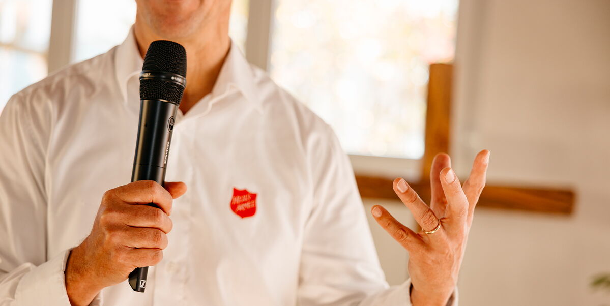 Markus Brunner predigt bei der Heilsarmee Affoltern am Albis.