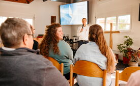 Besucherinnen und Besucher erleben gemeinsam einen Gottesdienst bei der Heilsarmee Affoltern am Albis.